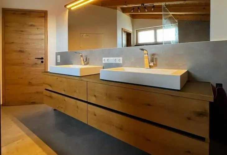 Badezimmer mit Holzmöbeln – Schreinerei Fischer Obergangkofen
